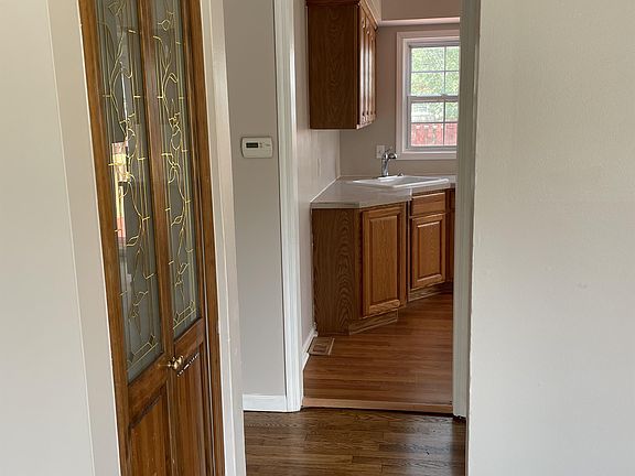 4th image of 1622 Gregory Ave