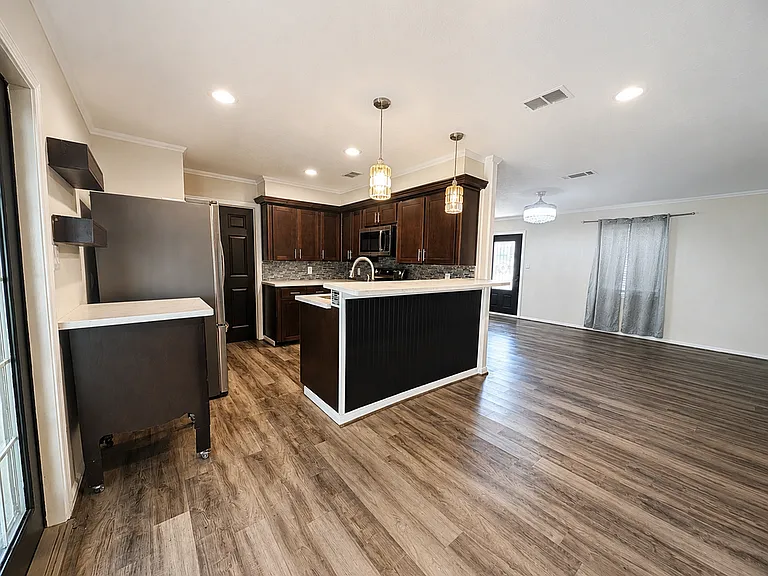 207 W Mink St — Photo 5