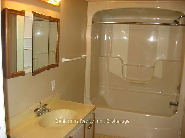 421 Main St S — Photo 17