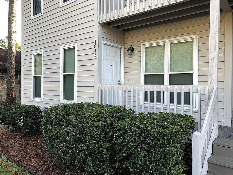 1843 Savannah Ct — Photo 32