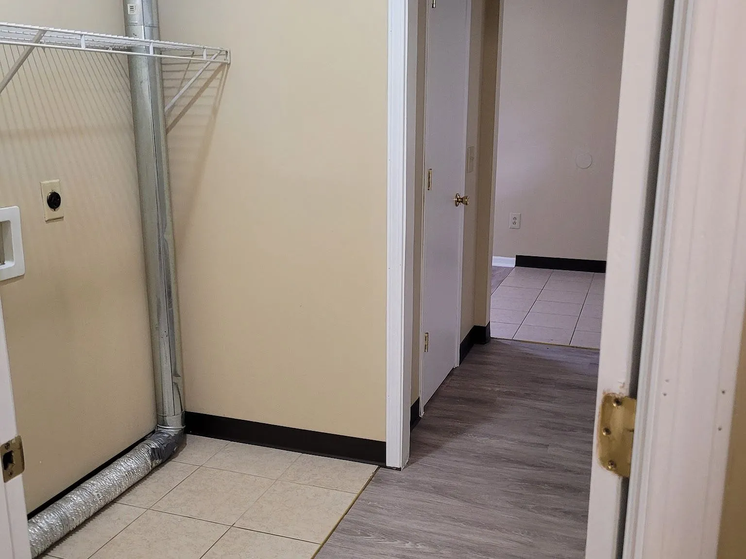 2 bed, 1.0 bath, 1070 sqft, $1,000 — Photo 2