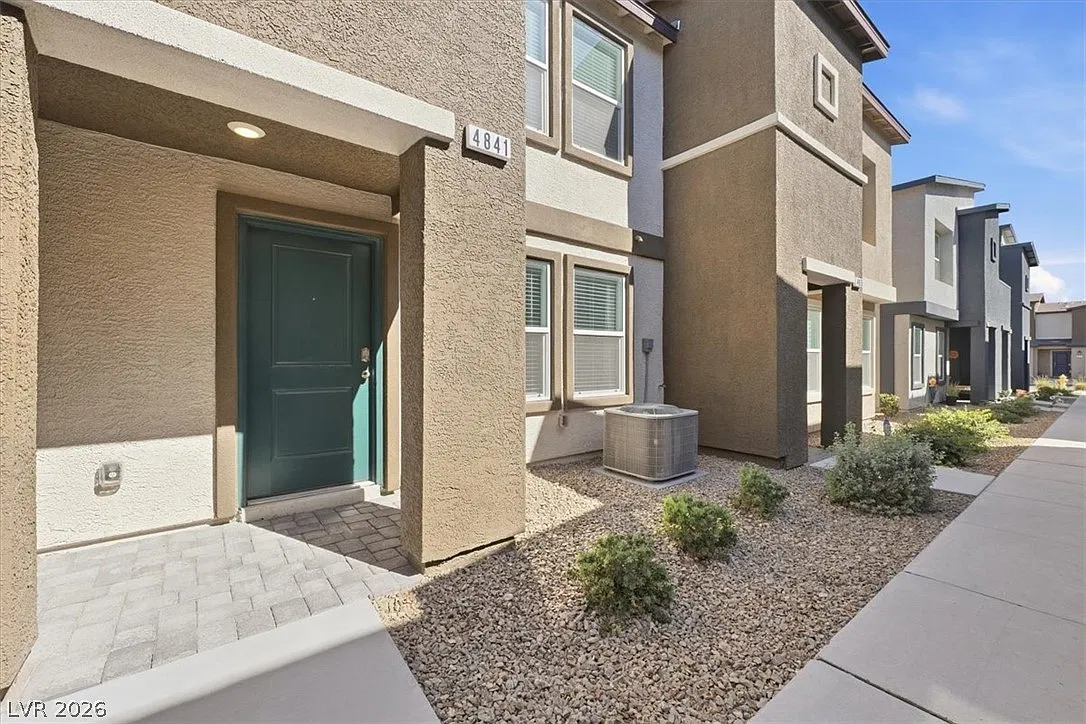 3 bed, 2.5 bath, 1295 sqft, $2,000 — Photo 1