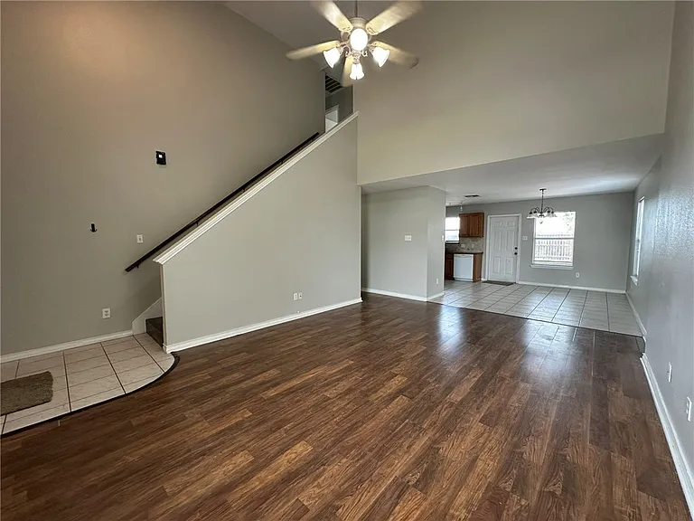 2112 Westwood Dr — Photo 2
