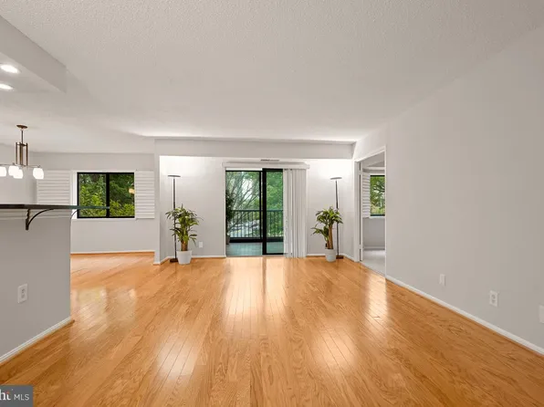 5901 Mount Eagle Dr APT 116, Alexandria, VA 22303