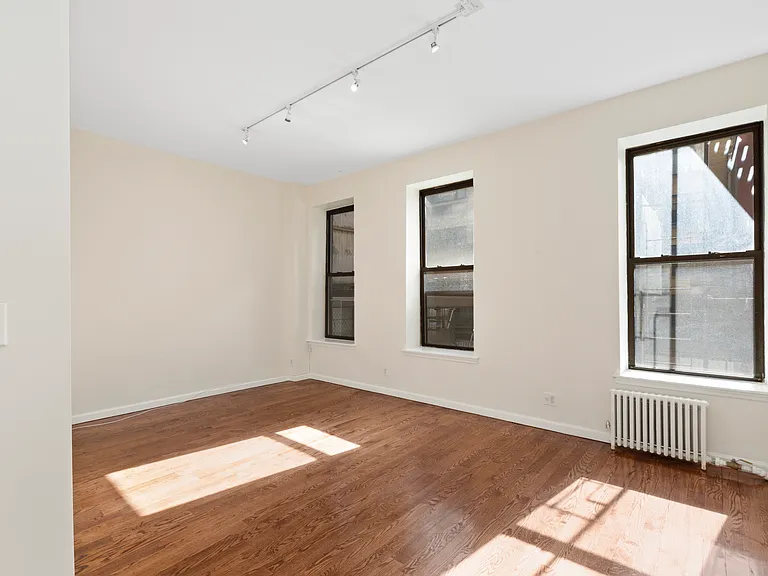 422 E 58th St #1C — Photo 1