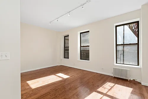 422 E 58th St #1C Photo 1