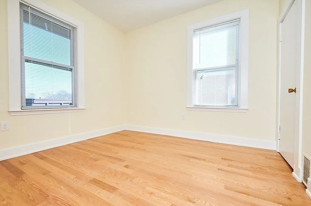 3 bed, 1.0 bath, 1150 sqft, $2,500 — Photo 4
