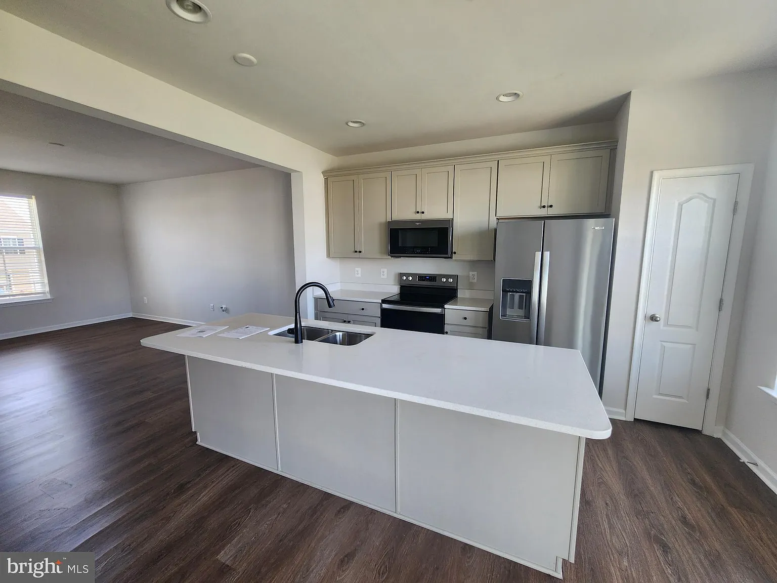3 bed, 3.5 bath, 1900 sqft, $1,795 — Photo 4