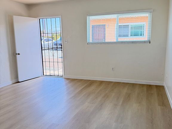 4th image of 552A E Flower St