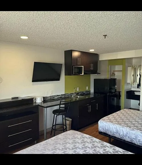6730 N Blackstone Ave — Photo 6