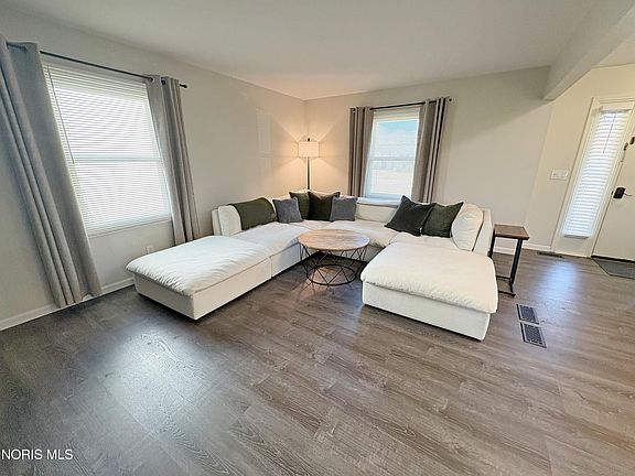 5th image of 809 N Wintergarden Rd