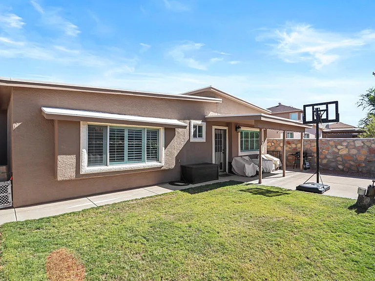2037 Shreya St — Photo 38