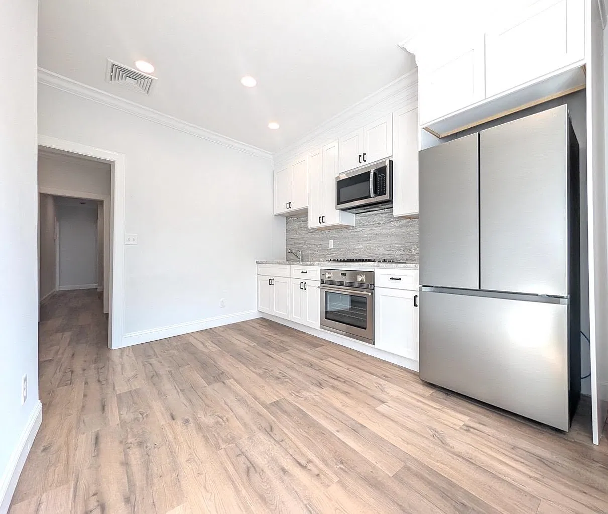 3 bed, 1.5 bath, $3,000 — Photo 2