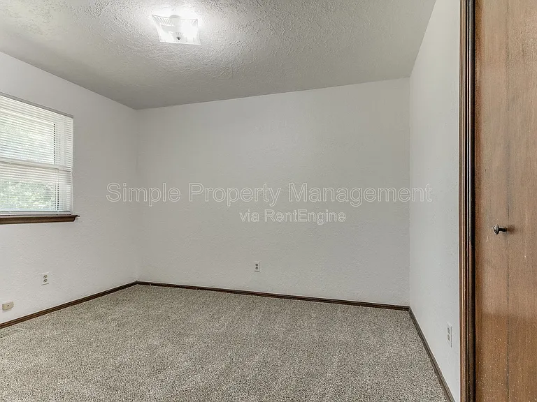 18916 Dave Dr — Photo 24
