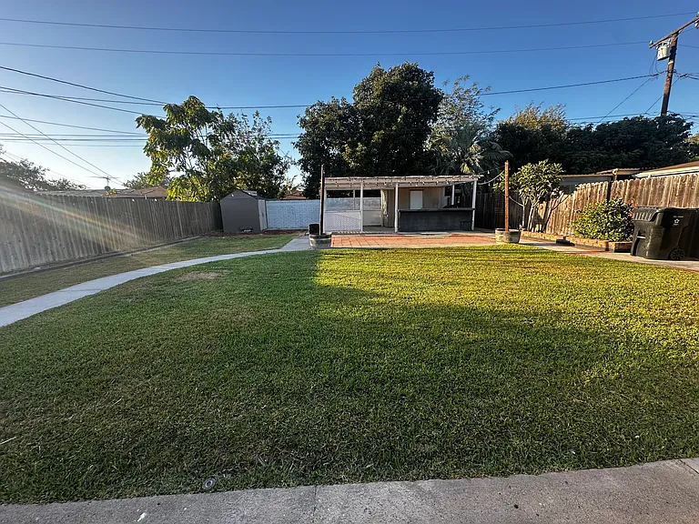 2613 W Olive Ave — Photo 12