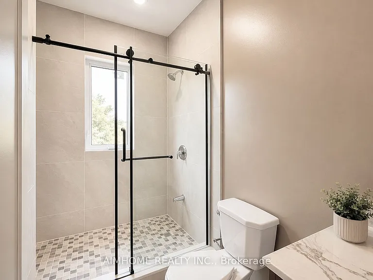 15 Waddington Cres #3 — Photo 16