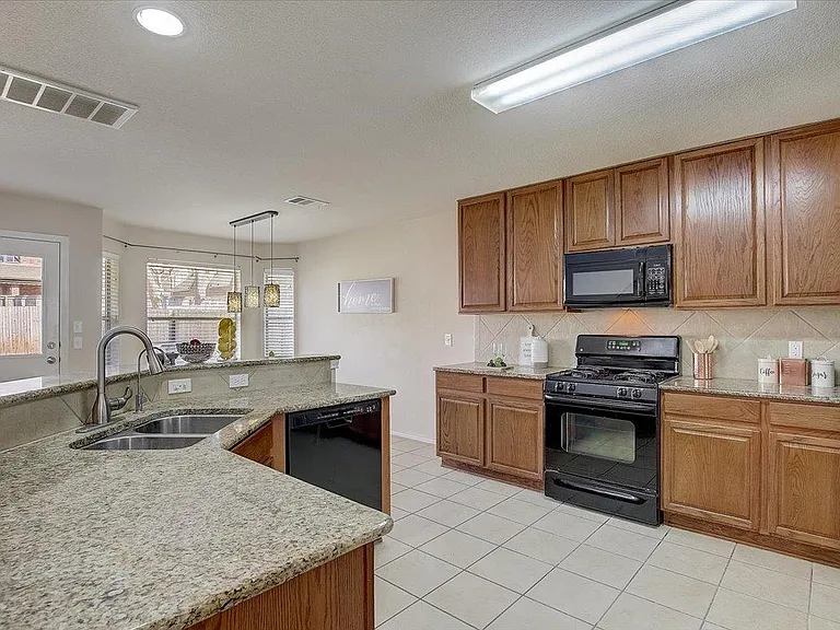 537 Golden Creek Dr — Photo 16