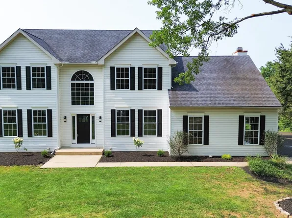 29 Twin Creeks Dr, Thornton, PA 19373