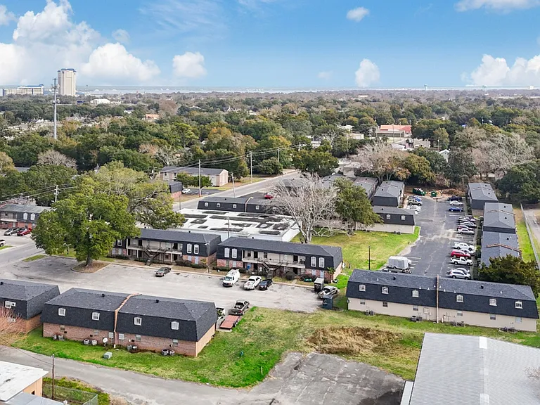 Biloxi Oaks Apartments — Photo 13