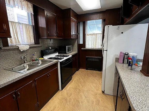 3rd image of 2555 Tenbroeck Ave #2A