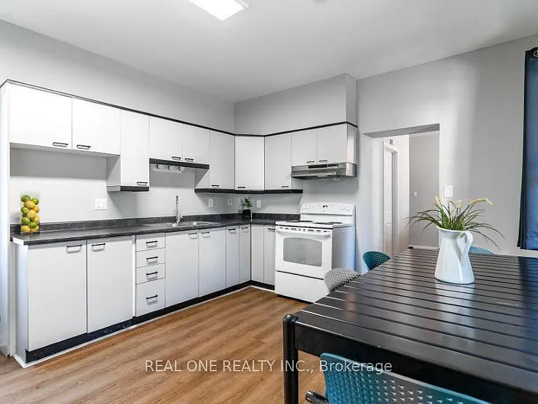 118 Queen St S #1 — Photo 14