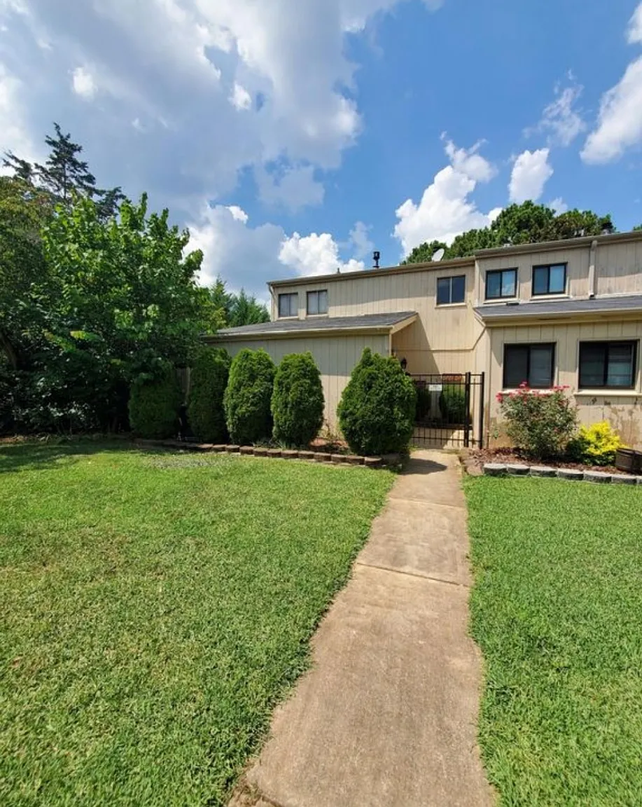 3 bed, $1,975 — Photo 1