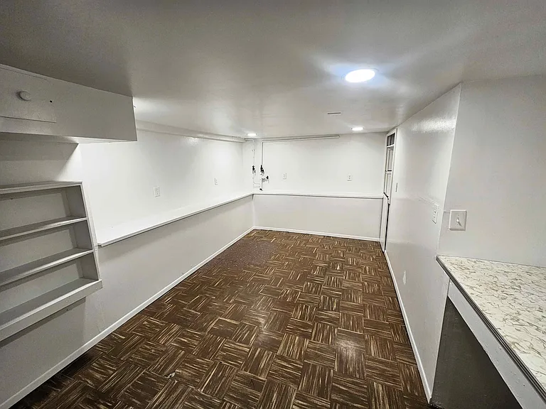 1032 1/2 Lincoln Pl — Photo 4