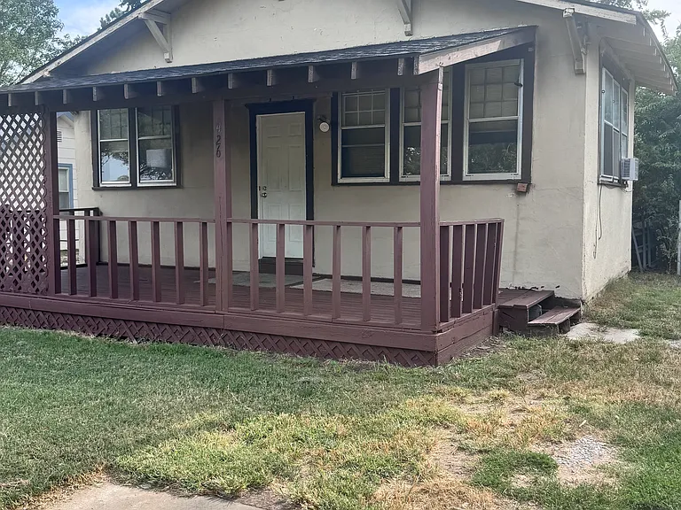 426 N Hoover Ave — Photo 1