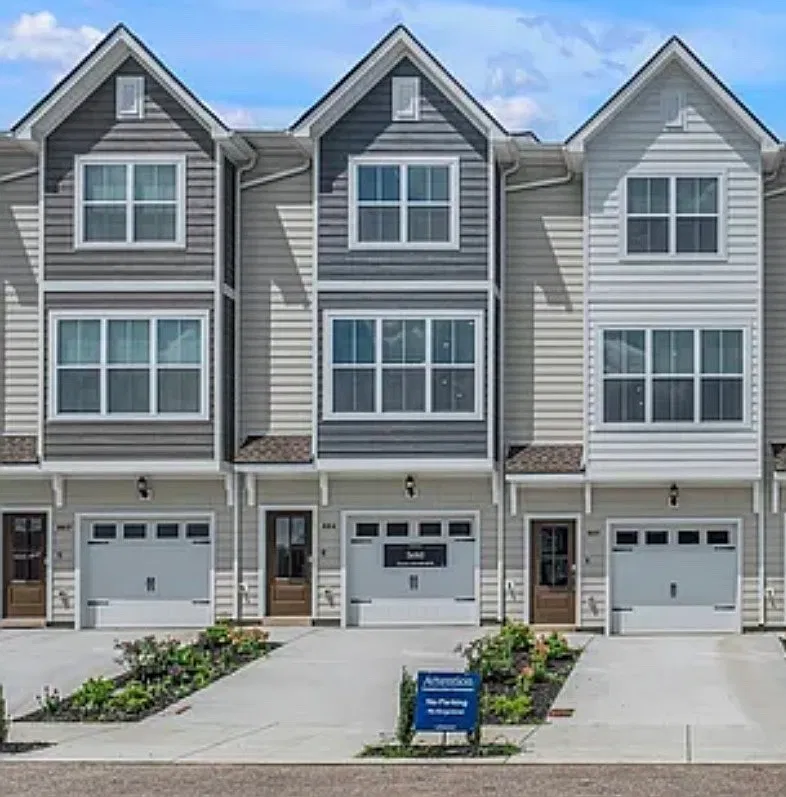 3 bed, 2.5 bath, 1089 sqft, $1,695 — Photo 1