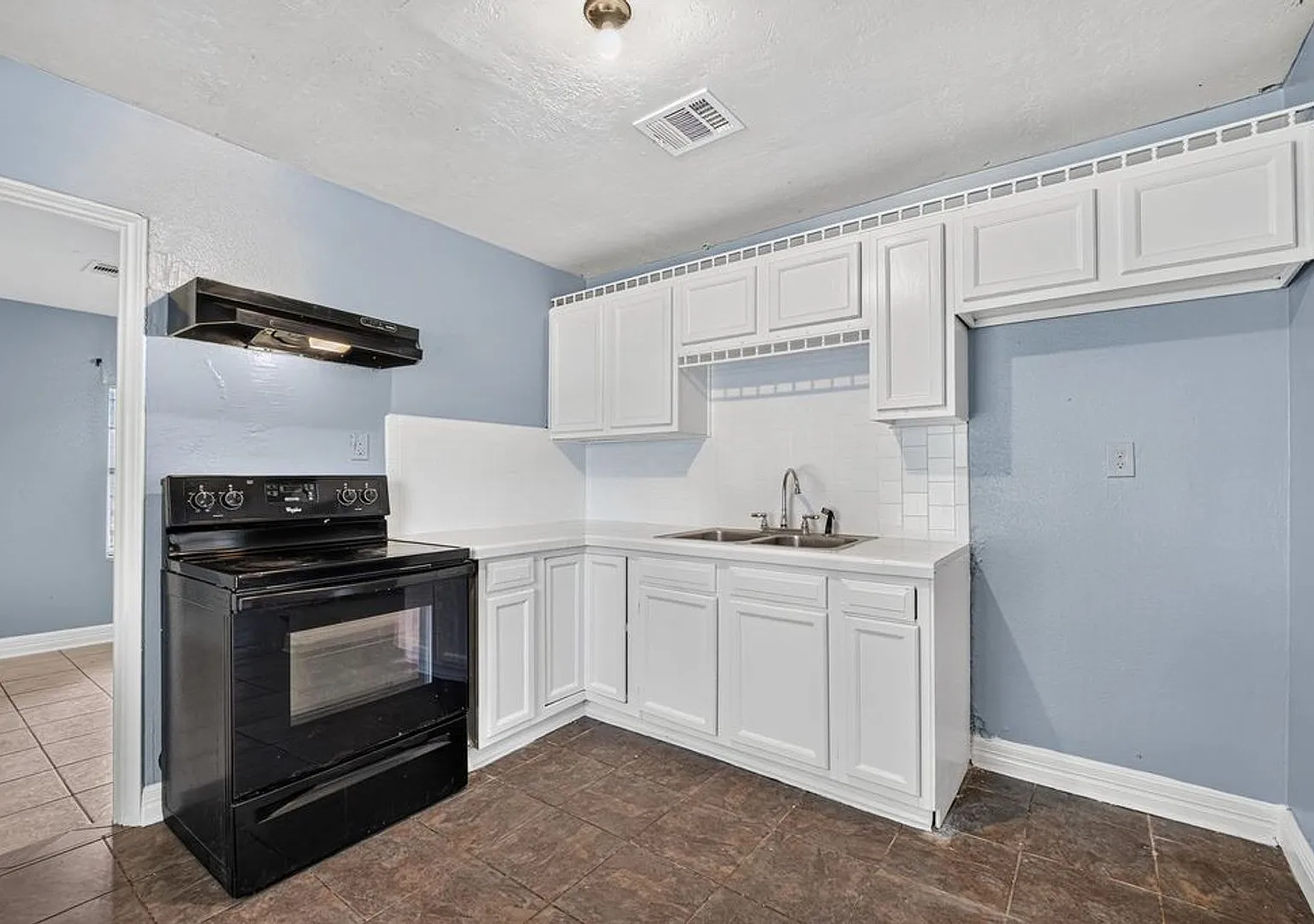 Charming 3-Bedroom Houston Home | Convenient 77033 Location | Housing Vouchers Accepted — Photo 4
