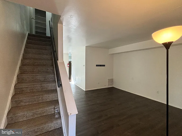 2404 Bayberry Ct — Photo 4