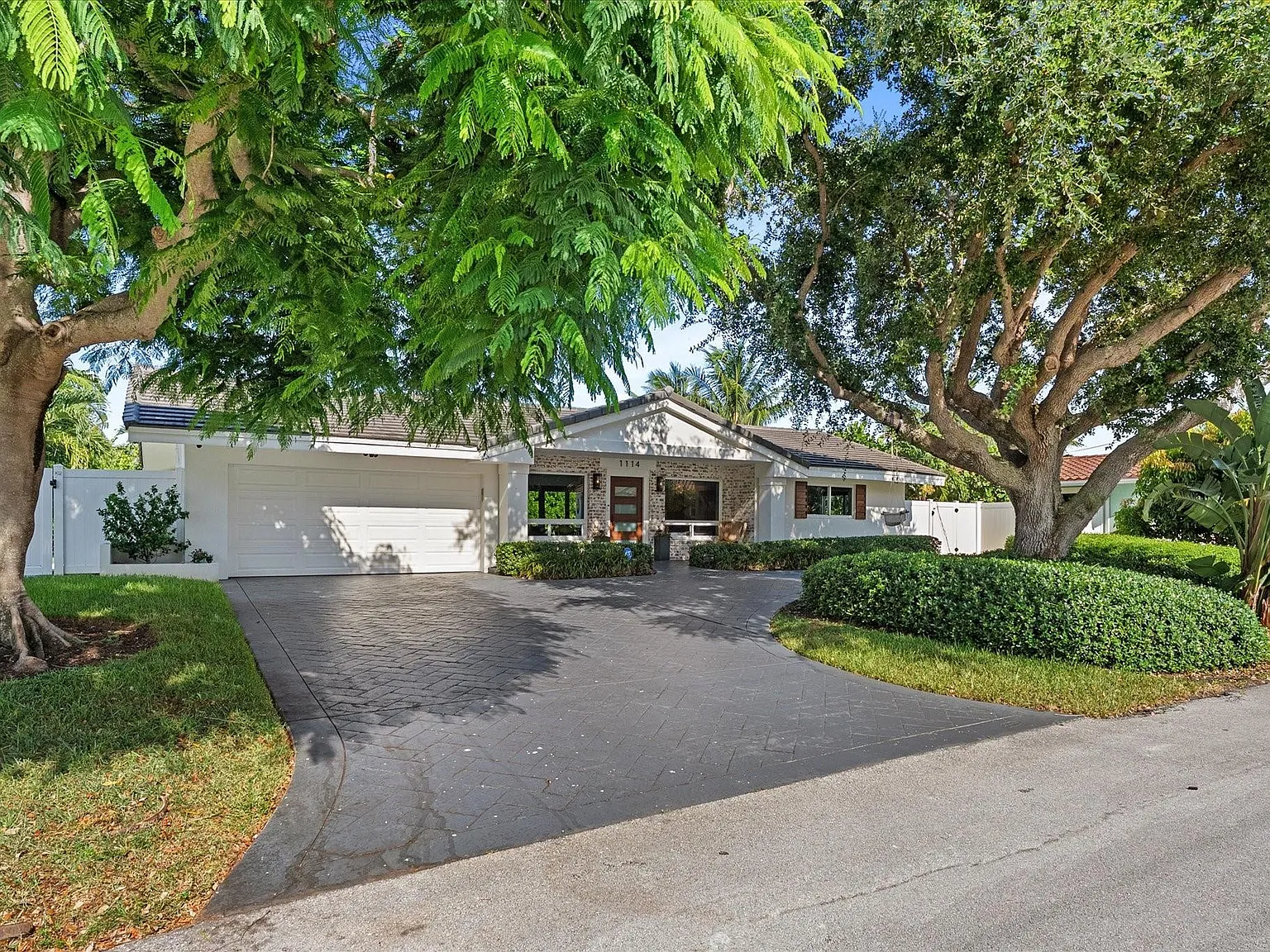 3 bed, 3.0 bath, 1829 sqft, $6,750 — Photo 3