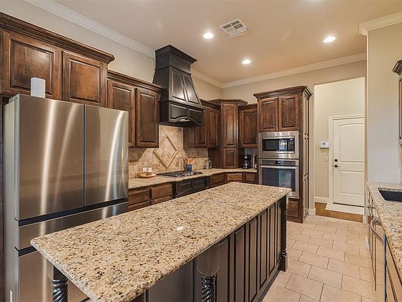 3rd image of 1020 Majestic St