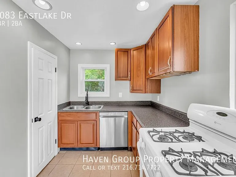 1083 Eastlake Dr — Photo 12