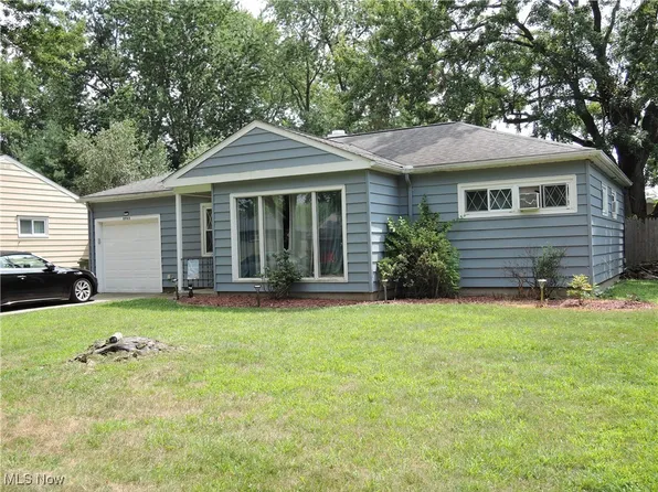 8963 Lynnhaven Rd, Parma Heights, OH 44130