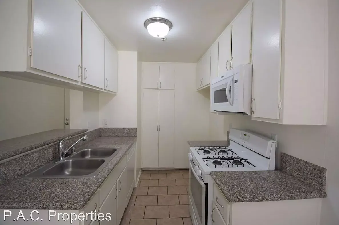 11505 Riverside Dr — Photo 3