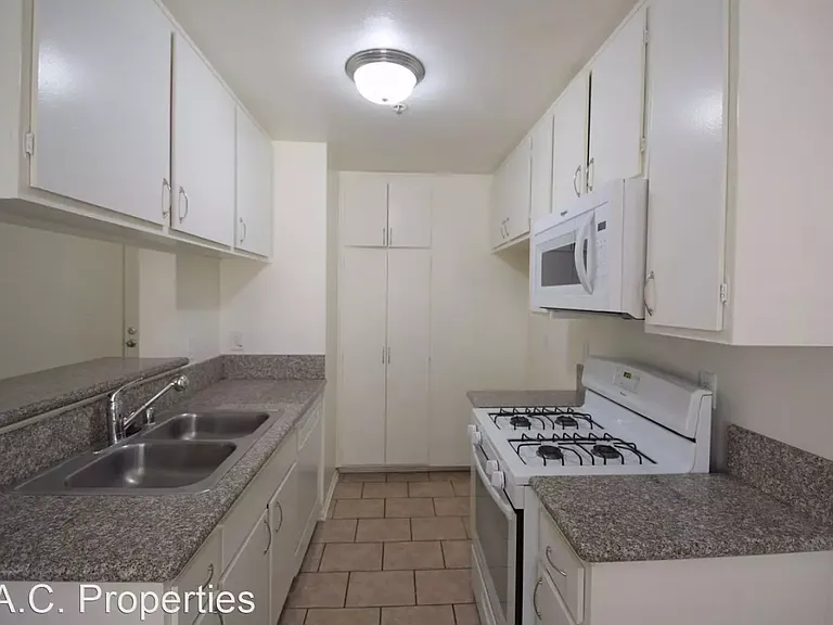 11505 Riverside Dr — Photo 4