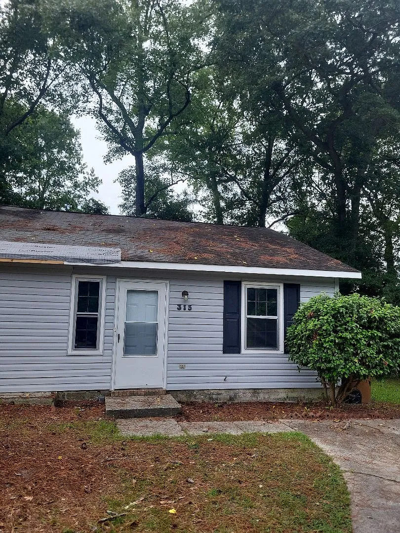 Nice 2 bedroom 2 bath duplex-$200 off First Month's Rent and 20% Agent Commission — Photo 1