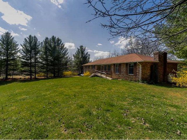 1st image of 938 Twin Oak Cir