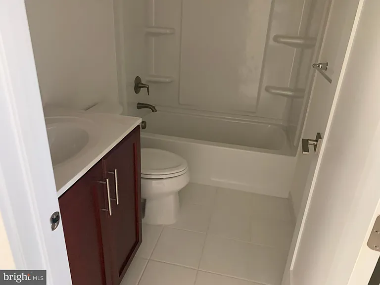 16 Manchester Dr — Photo 8