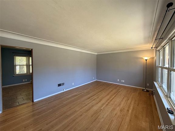 5th image of 641 Leslie Ave