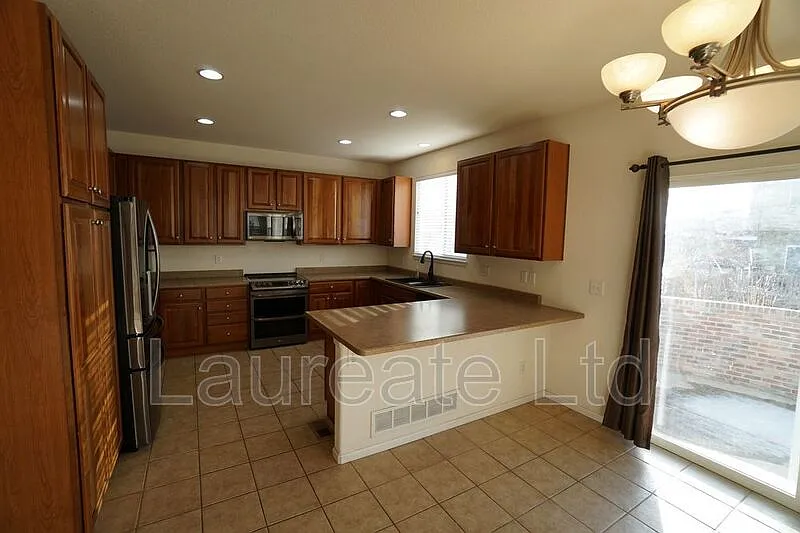 5 bed, 3.5 bath, 3166 sqft, $3,495 — Photo 2