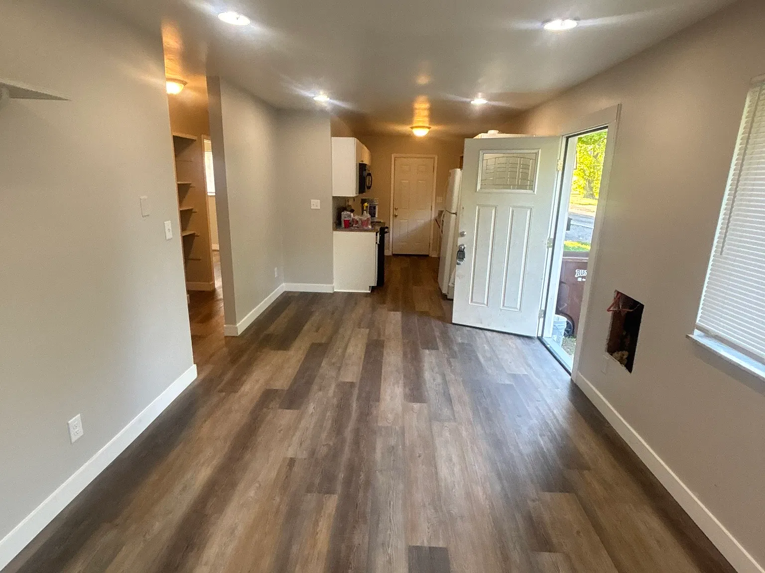 3 bed, 900 sqft, $1,300 — Photo 2