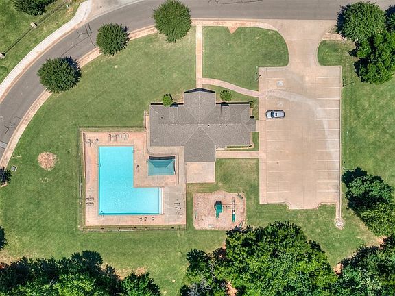 2nd image of 73 Bonaire Dr