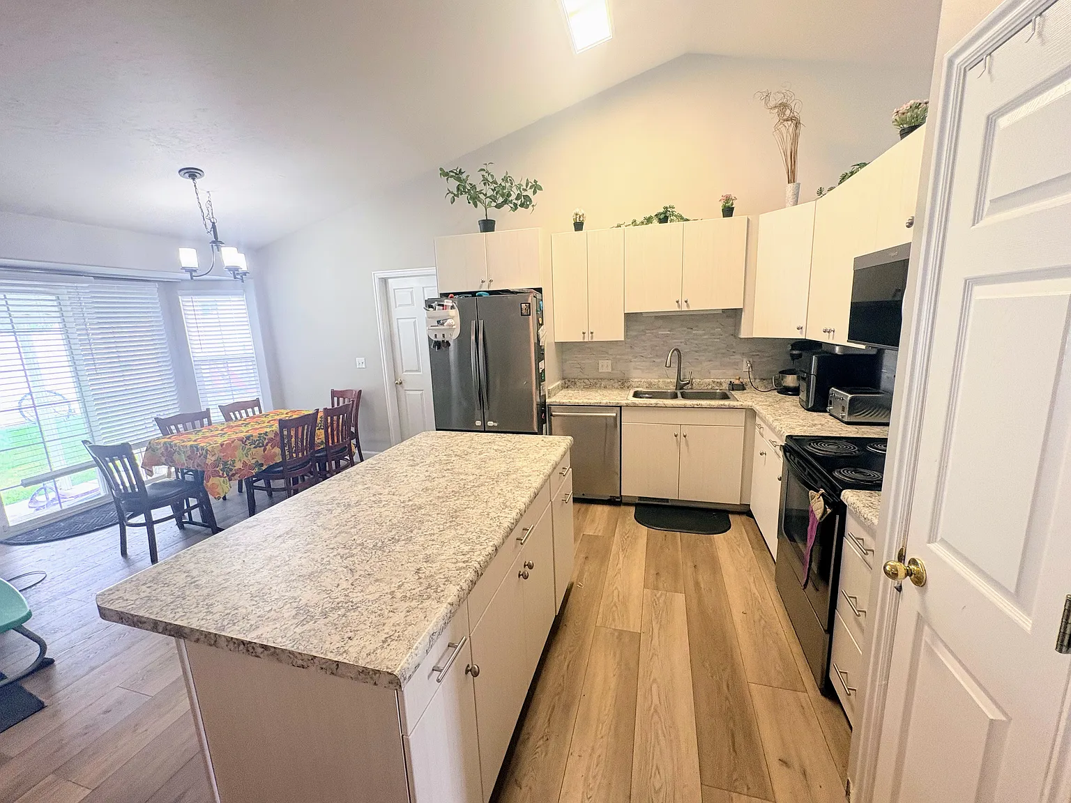 6 bed, 2588 sqft, $3,200 — Photo 4