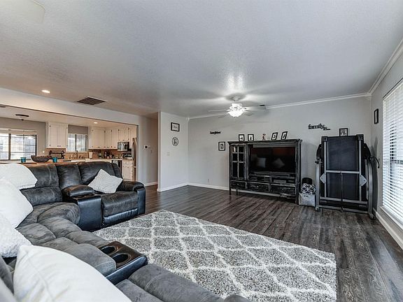 5th image of 3560 Lakeview Dr
