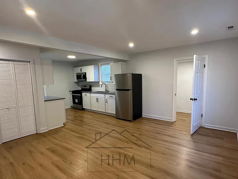 906 Hill Top Dr — Photo 2