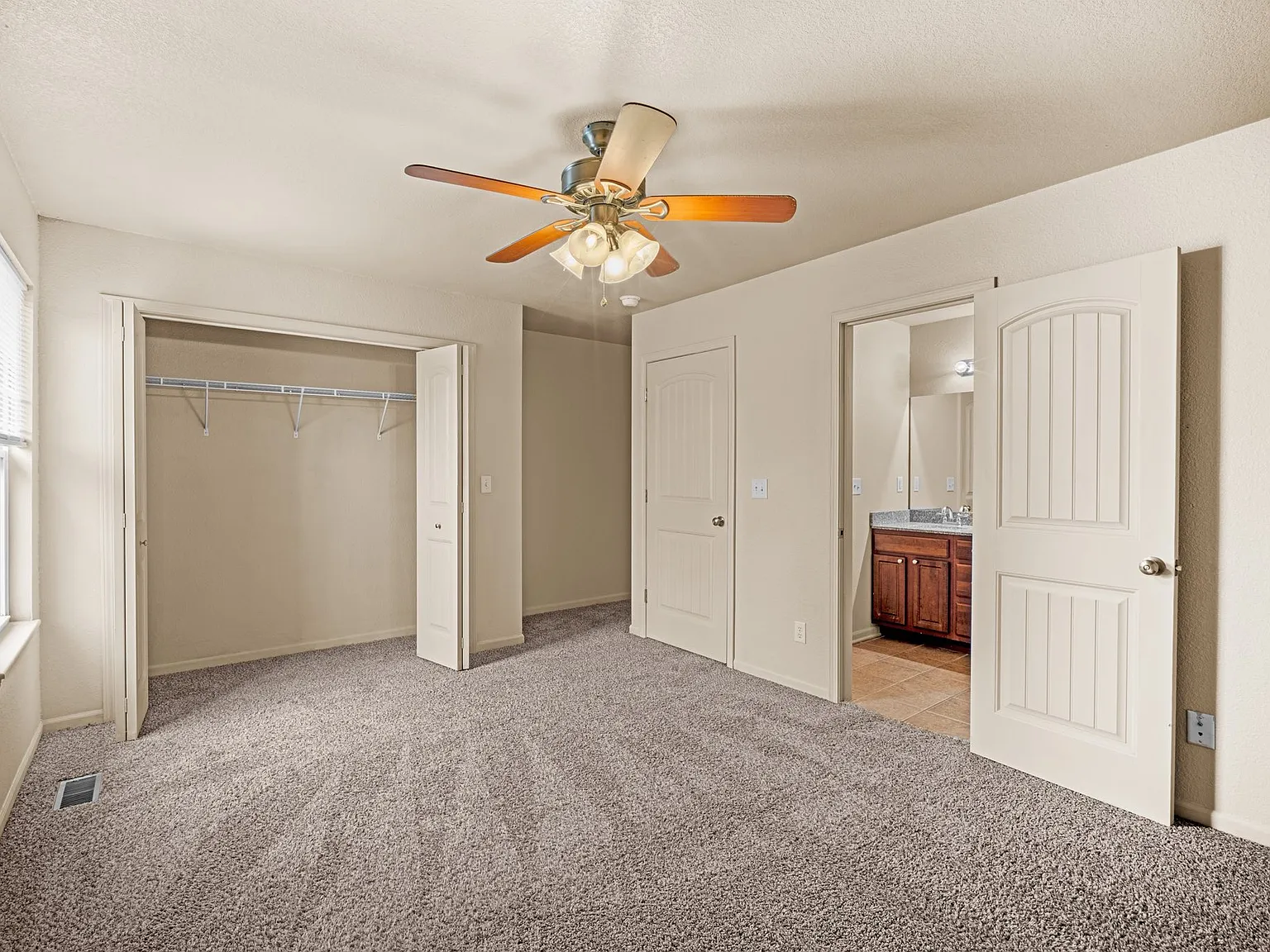3 bed, 1.5 bath, 1600 sqft, $1,499 — Photo 3