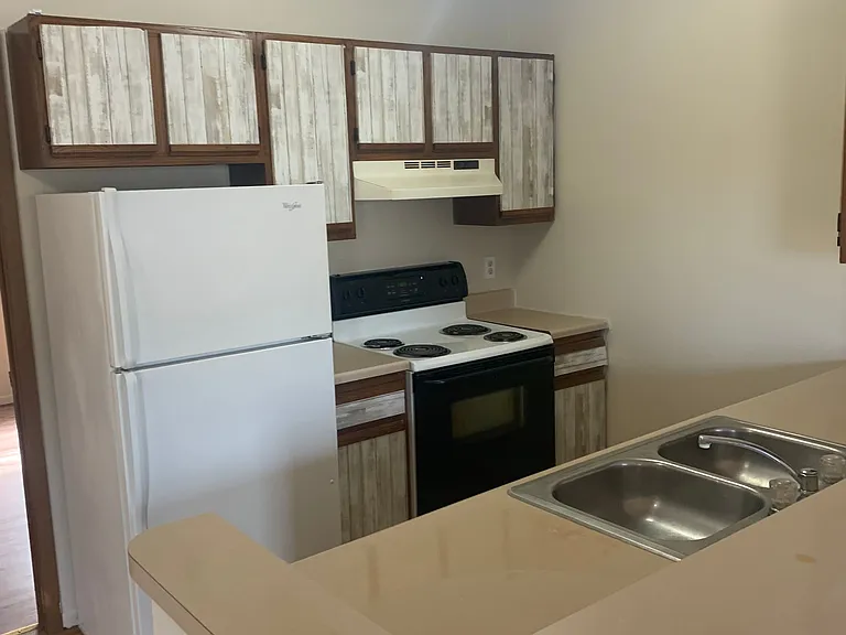 Oak Knoll Apartments — Photo 22