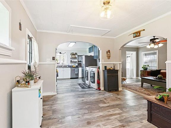 4th image of 225 Saint Rose Ave